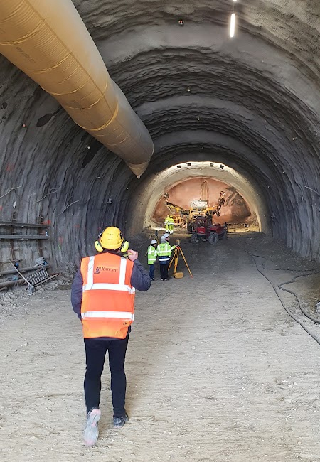 Ingenieure im Tunnel während der Bauarbeiten