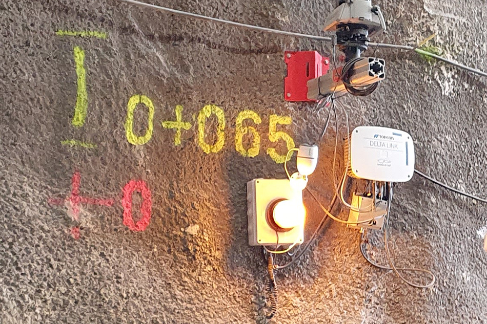 Messprismen und Sensoren an der Tunnelwand