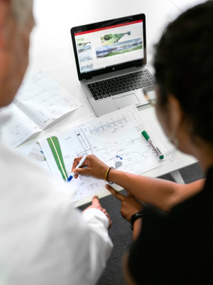 Ingenieure prüfen Pläne und Monitoring-Daten