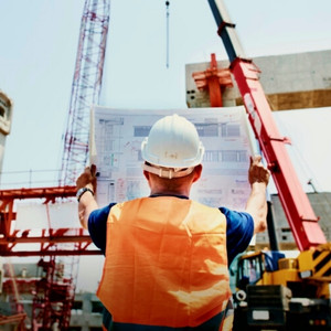 Bauleiter prüft Daten auf einer Baustelle